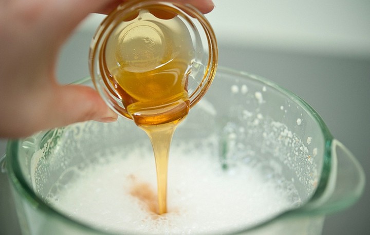Молоко и натуральный мед. Что лучше для пищеварения?