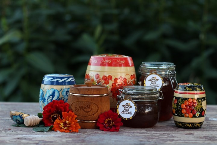 Идея самого лучшего, полезного и душевного подарока — мёд в бочонке
